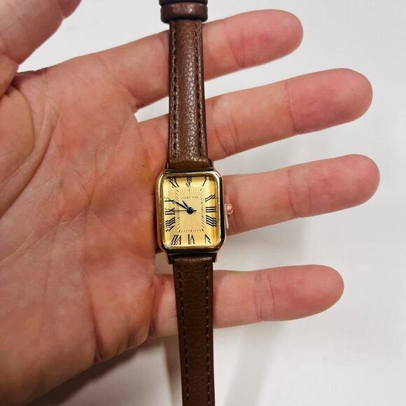 2000s vintage style rectangular gold luxury watch with leather band - Picture 3 of 8